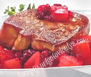 Гусиная печень с фруктовым соусом